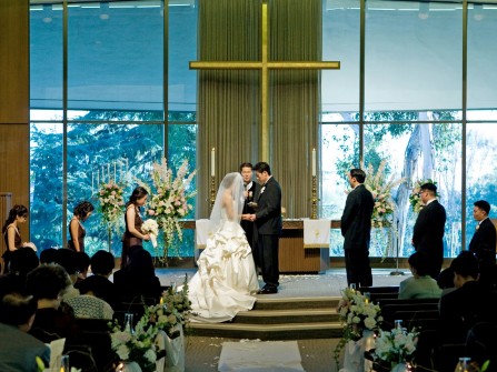 Chuẩn bị cho lễ cưới trong nhà thờ
