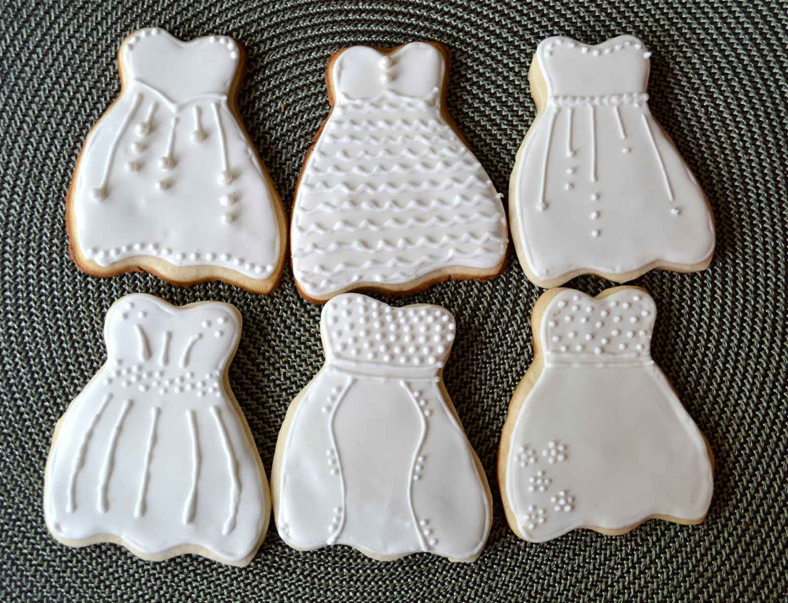 Quà cảm ơn khách mời: Bánh cookie hình váy cưới