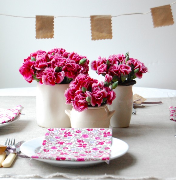 Hoa trang trí bàn tiệc cưới màu hồng