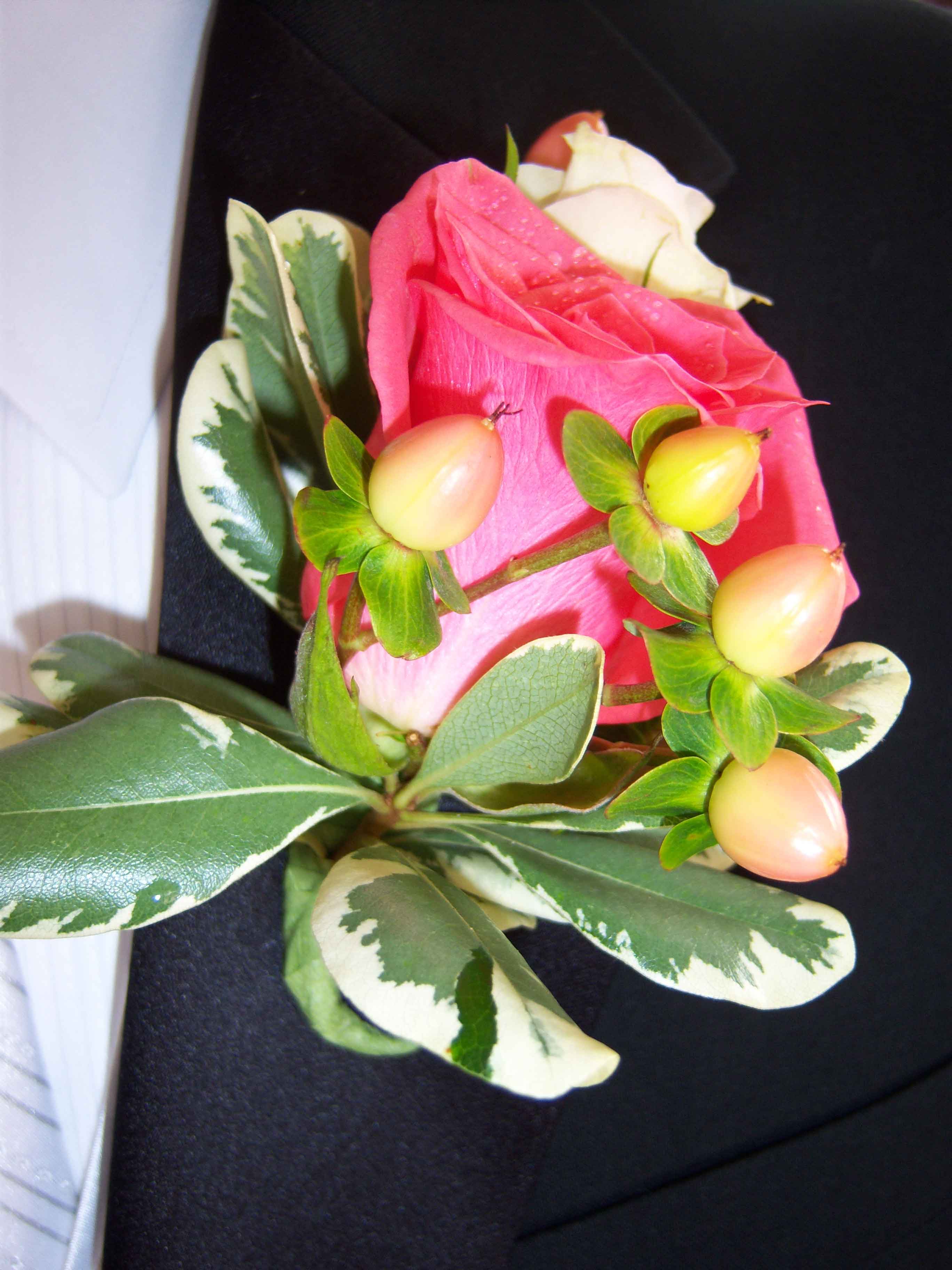 Hoa cài áo chú rể kết hợp giữa các loại hoa hồng lãng mạn