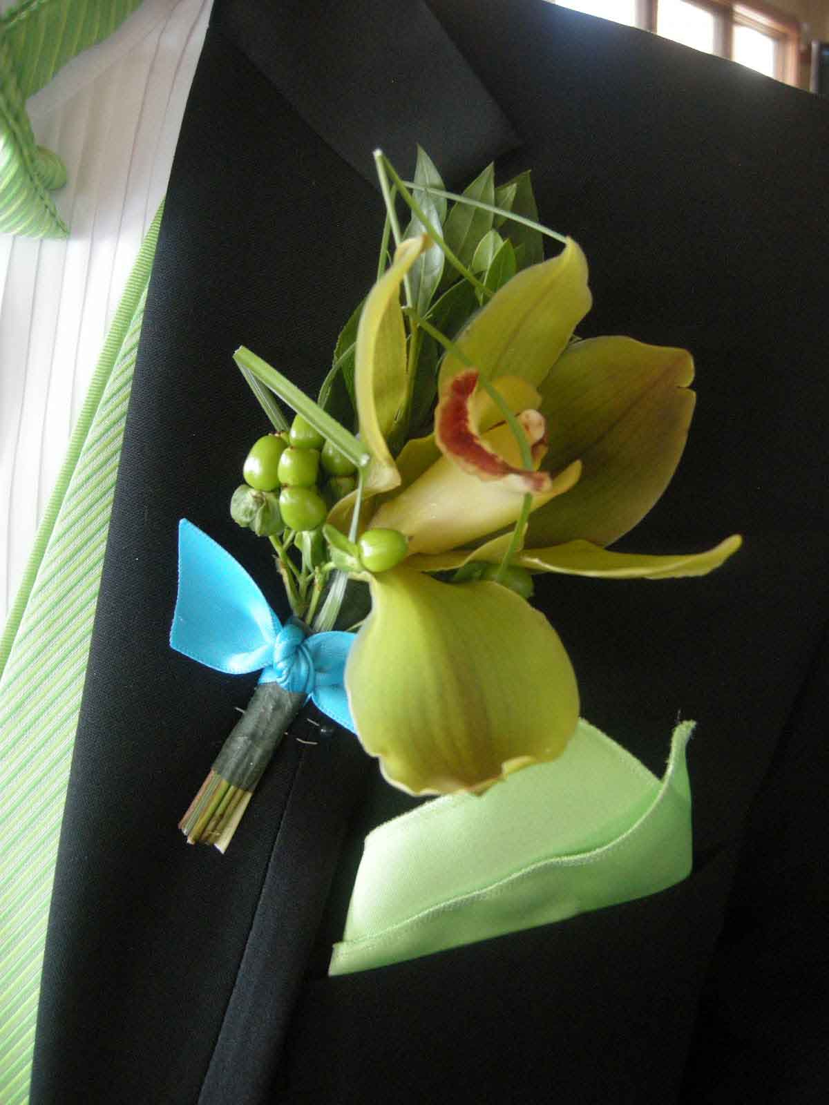 Hoa cài áo chú rể làm từ hoa địa lan xanh
