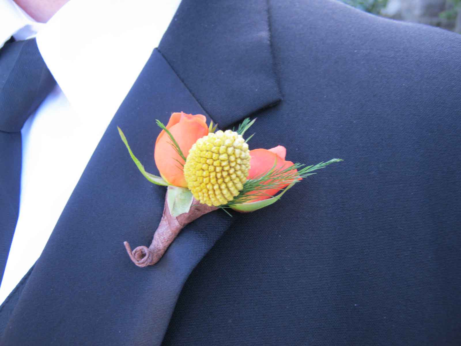 Hoa cài áo chú rể kết từ hoa cúc pingpong và hoa hồng cam