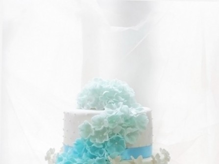 Bánh cưới màu xanh biển tươi mát