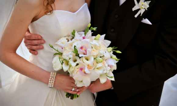 Hoa cưới cầm tay kết từ hoa lan và hoa loa kèn