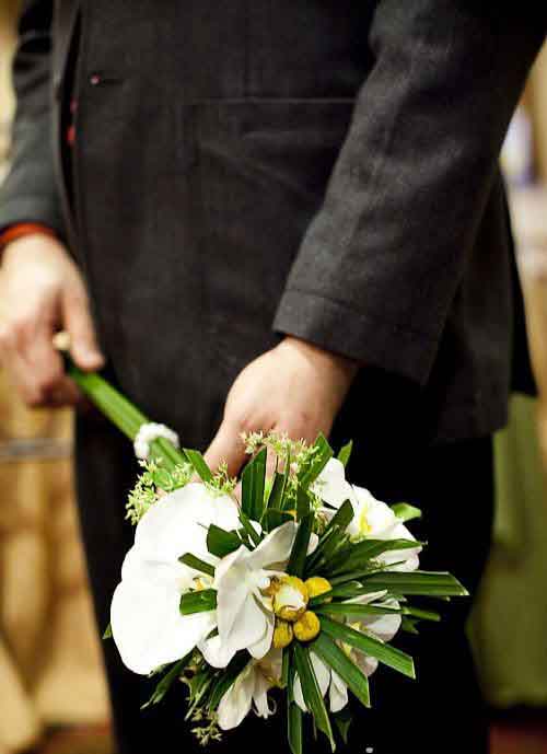 Hoa cưới cầm tay được kết từ hoa lan trắng và hoa cúc pingpong