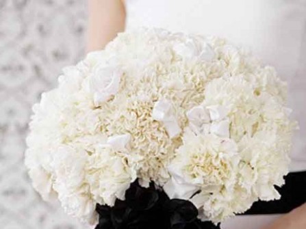 Hoa cưới cầm tay kết từ hoa cẩm chướng trắng đơn giản