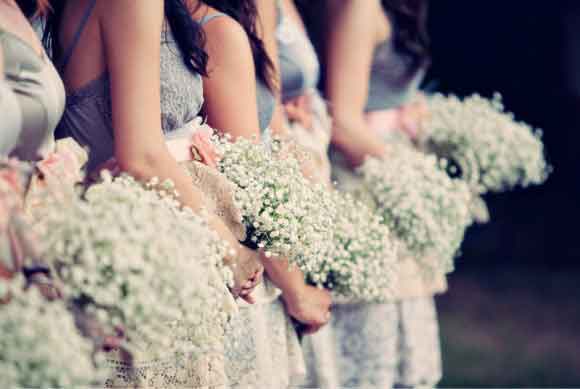 Hoa cưới cầm tay được kết từ những bó baby trắng