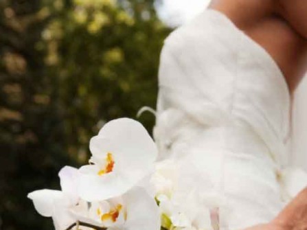 Hoa cưới cầm tay màu trắng kết từ hoa hồng và hoa lan hồ điệp