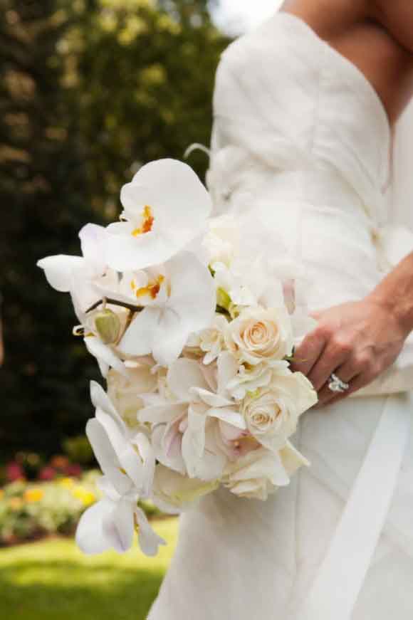 Hoa cưới cầm tay màu trắng kết từ hoa hồng và hoa lan hồ điệp