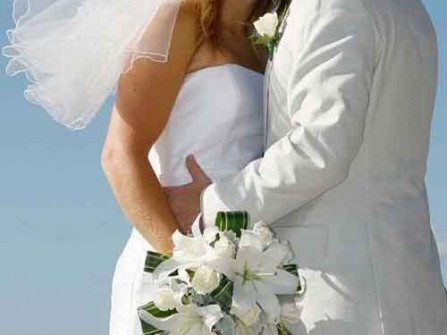 Hoa cưới cầm tay kết từ hoa lily trắng và hoa cẩm chướng