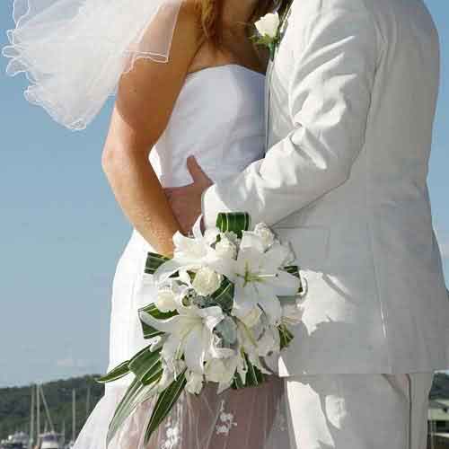 Hoa cưới cầm tay kết từ hoa lily trắng và hoa cẩm chướng