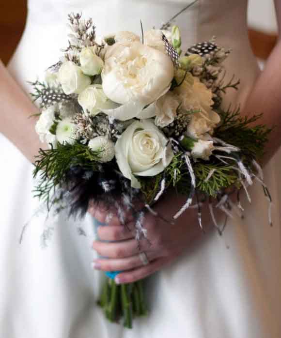 Hoa cưới cầm tay kết từ hoa cúc, hoa hồng và hoa trà