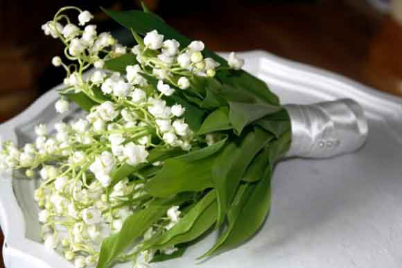 Hoa cưới cầm tay kết từ hoa linh lan trắng