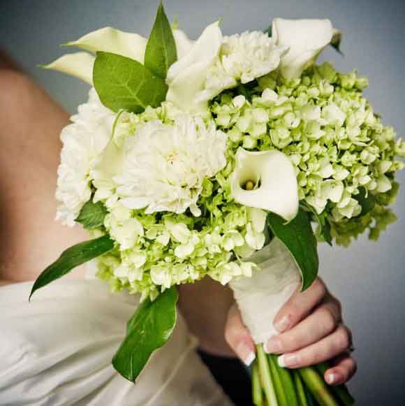 Hoa cưới cầm tay kết từ hoa cẩm tú cầu, hoa loa kèn và hoa cúc