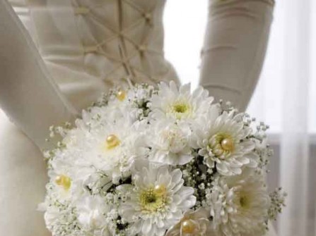 Hoa cưới cầm tay kết từ hoa cúc trắng, hoa baby và ngọc trai