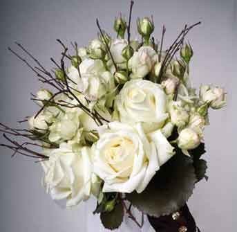Hoa cưới cầm tay kết từ hoa hồng trắng phối nâu