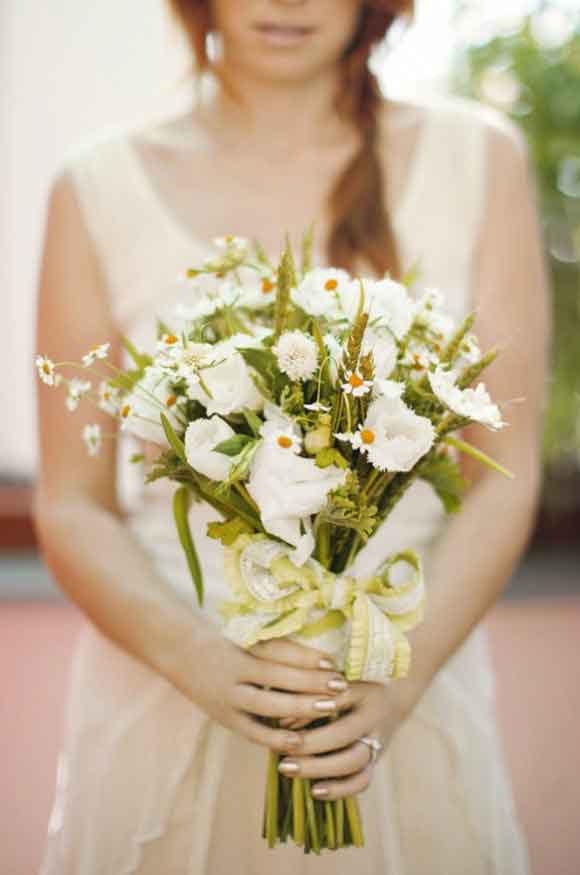 Hoa cưới cầm tay kết từ hoa cỏ đồng nội phong cách vintage