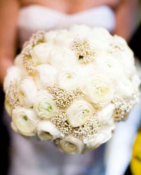 Hoa cưới cầm tay kết từ hoa mao lương trắng
