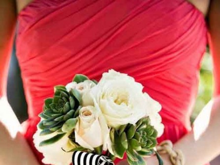 Hoa cưới cầm tay kết từ hoa hồng, hoa mao lương và hoa sen đá
