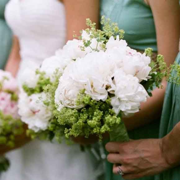 Hoa cưới cầm tay được kết từ hoa mẫu đơn trắng
