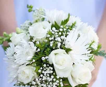 Hoa cưới cầm tay kết từ hoa hồng, hoa cúc và hoa baby