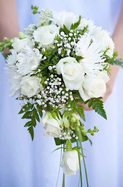 Hoa cưới cầm tay kết từ hoa hồng, hoa cúc và hoa baby