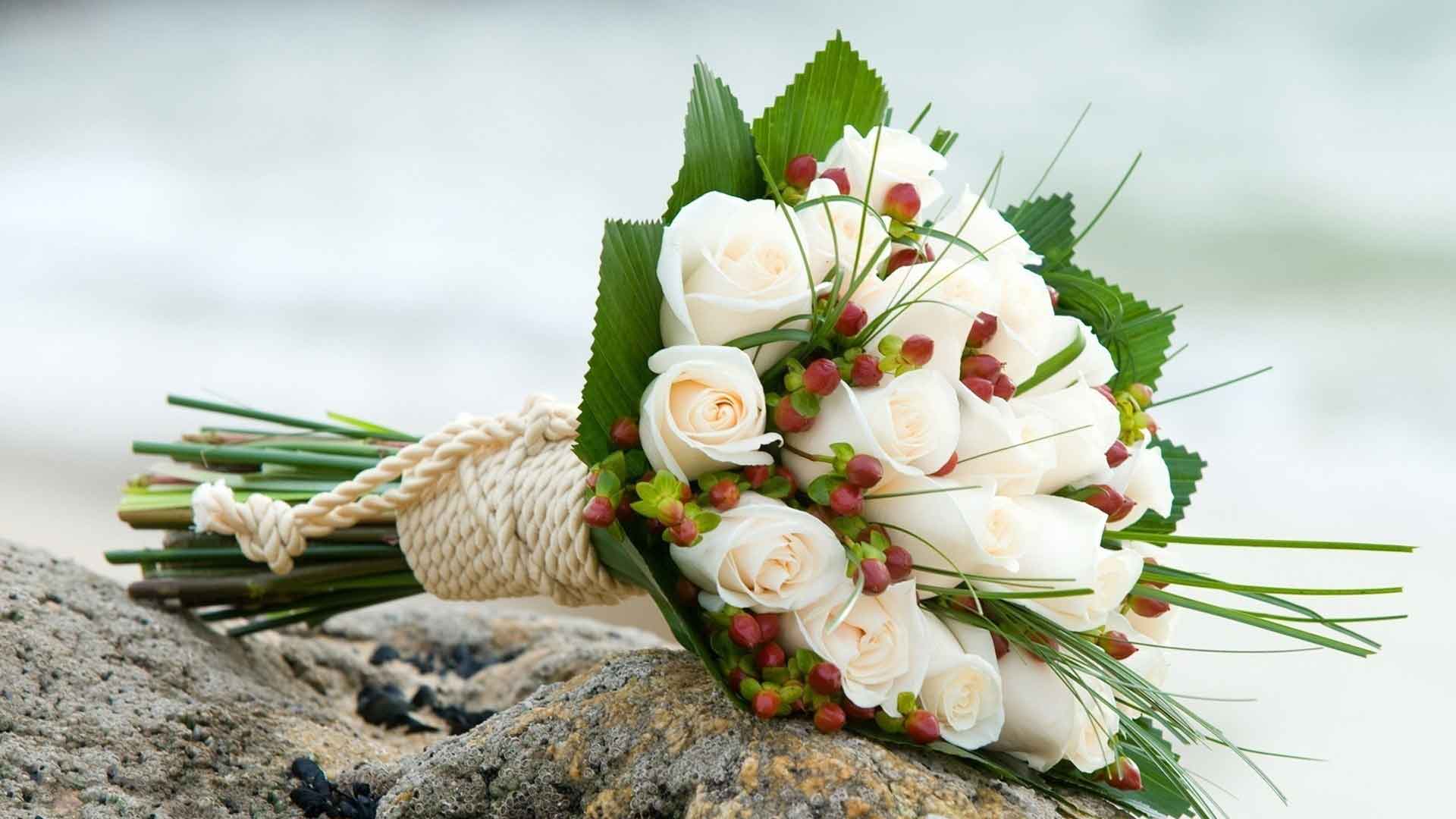 Hoa cưới cầm tay kết từ hoa hồng trắng và hoa chuỗi ngọc 