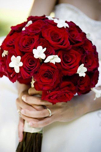 Hoa cưới cầm tay cho cô dâu kết từ hoa hồng nhung
