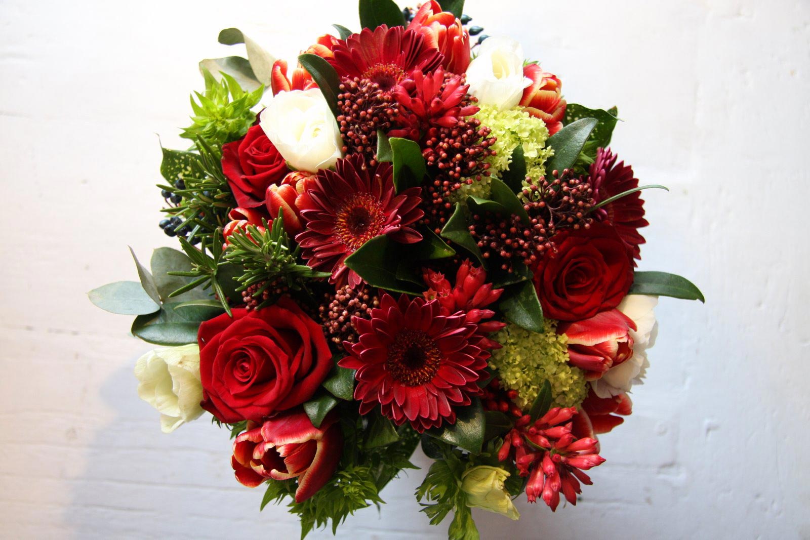 Hoa cưới cầm tay kết từ nhiều loại hoa màu đỏ khác nhau