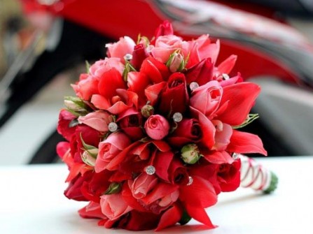 Hoa cưới cầm tay kết từ hoa hồng và hoa địa lan đỏ