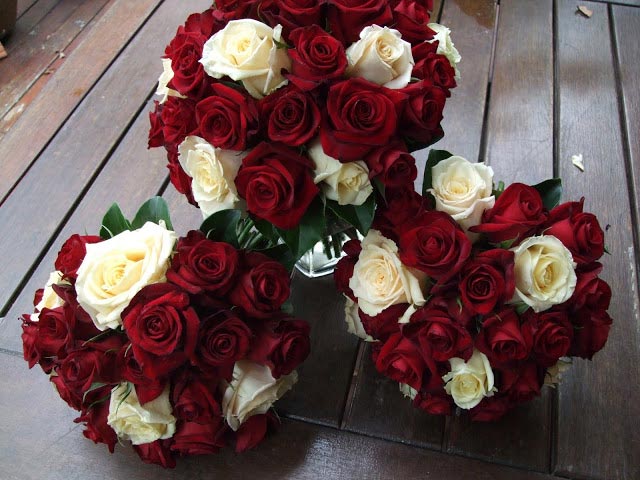 Hoa cưới cầm tay kết từ hoa hồng trắng và hoa hồng đỏ