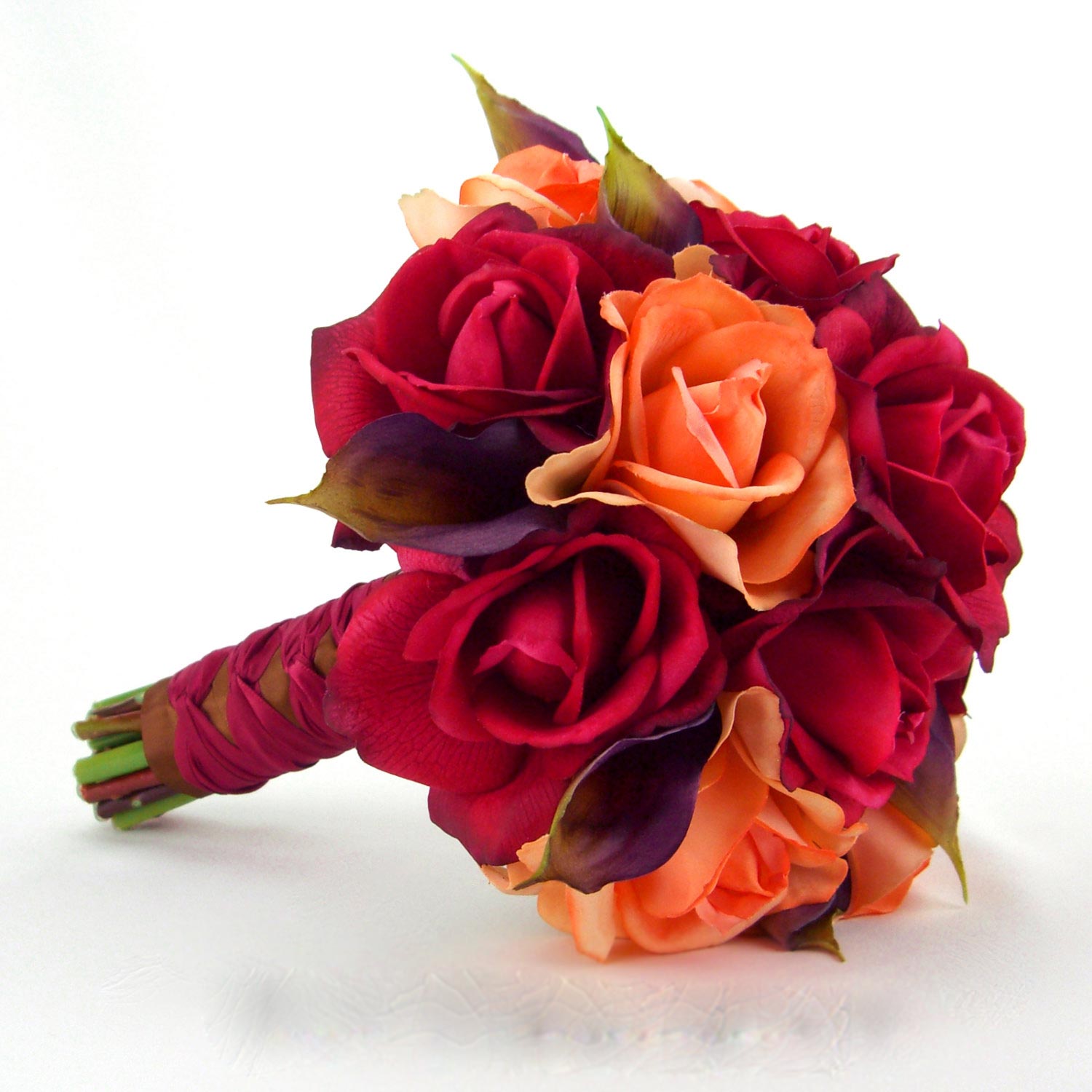 Hoa cưới cầm tay kết từ hoa hồng cam, hồng đỏ và hoa rum tím