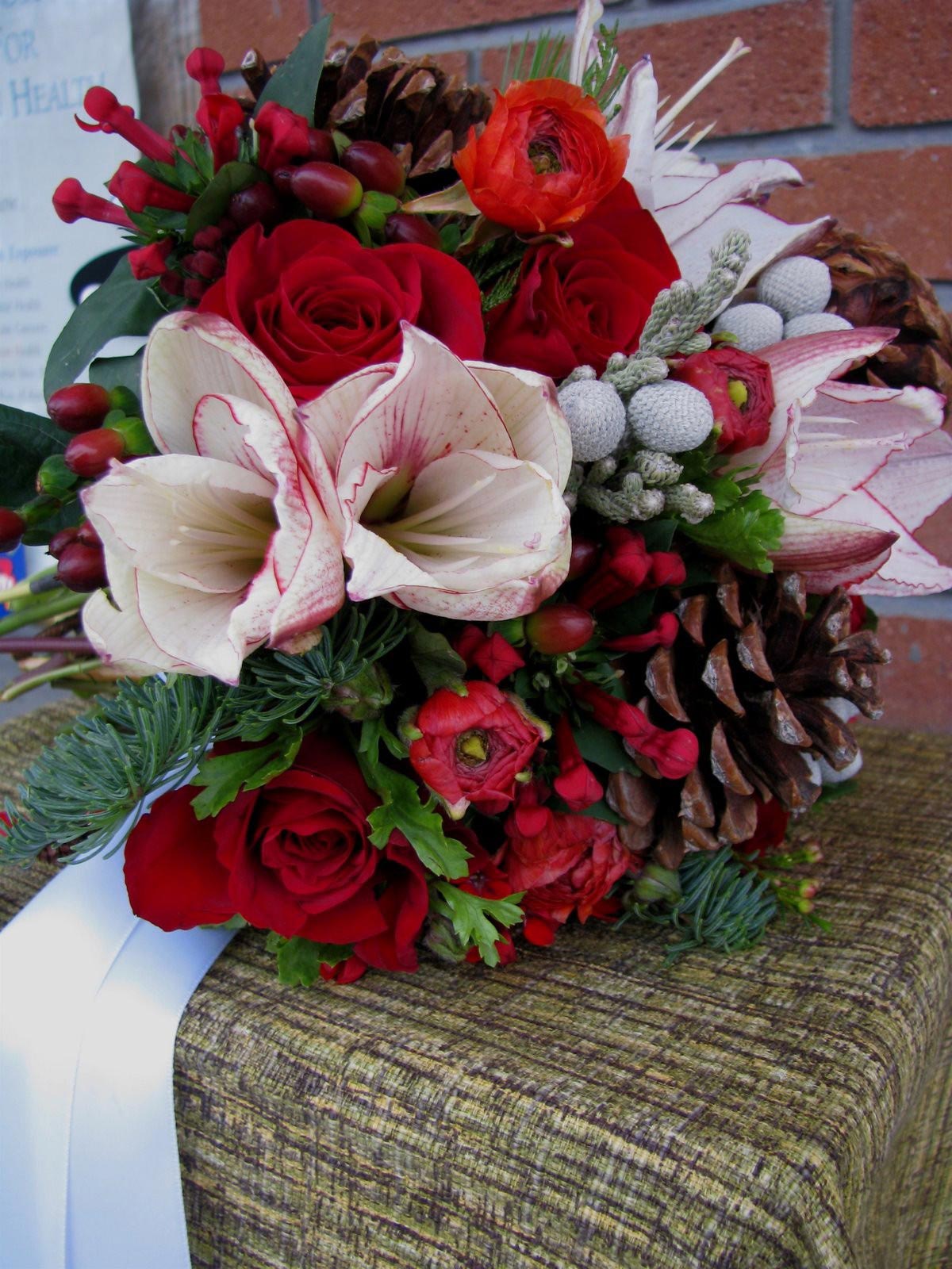 Hoa cưới cầm tay màu đỏ phong cách mùa đông