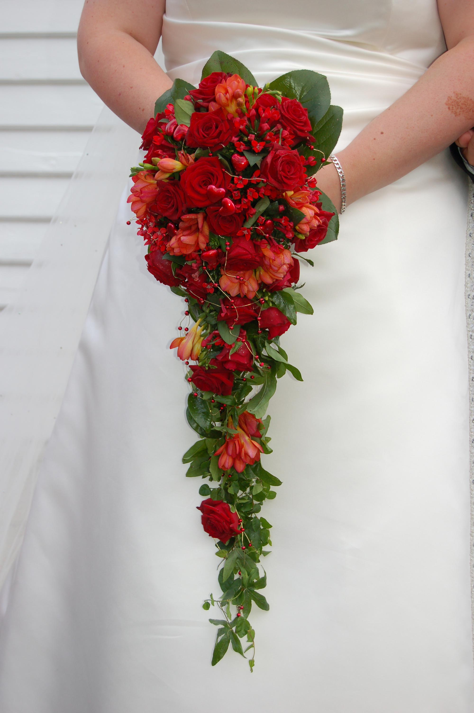 Hoa cưới cầm tay dạng bó dài kết từ hoa hồng