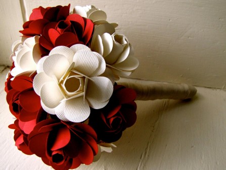 Hoa cưới cầm tay màu đỏ kết từ những bông hoa giấy