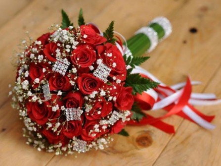 Hoa cưới cầm tay kết từ hoa hồng, hoa baby và lá dương xỉ