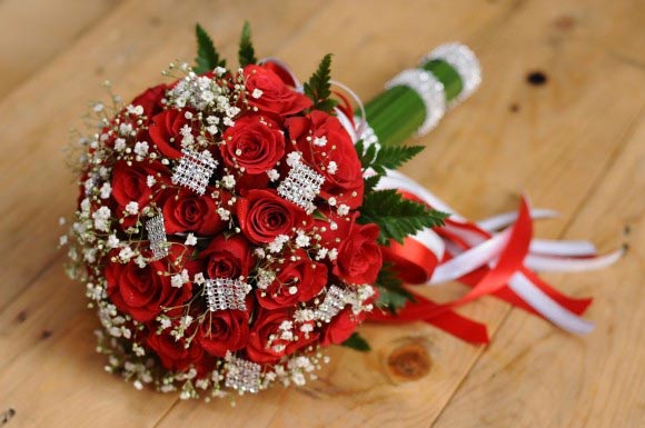 Hoa cưới cầm tay kết từ hoa hồng, hoa baby và lá dương xỉ