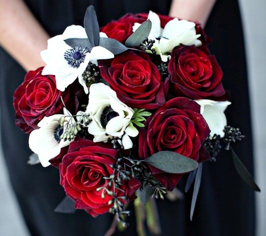 Hoa cưới cầm tay kết từ hoa hồng đỏ và hoa cát tường trắng