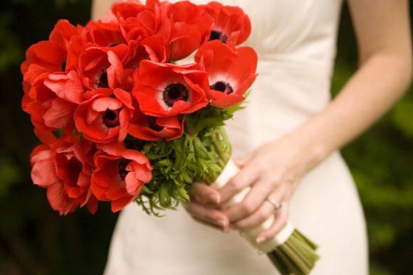 Hoa cưới cầm tay kết từ hoa anh túc hay còn gọi là hoa poppy