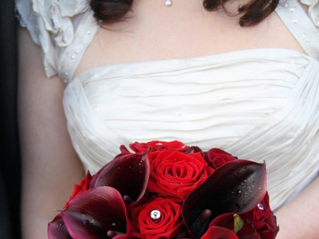Hoa cưới cầm tay kết từ hoa hồng đỏ và hoa rum