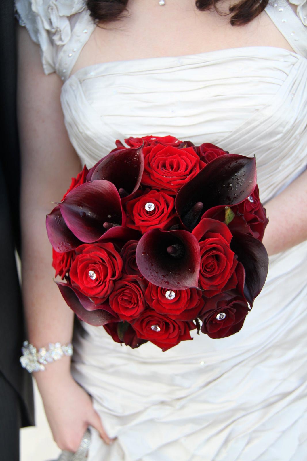 Hoa cưới cầm tay kết từ hoa hồng đỏ và hoa rum