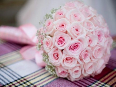 Hoa cưới cầm tay màu hồng kết từ hoa baby trắng