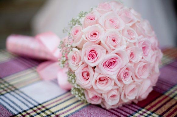 Hoa cưới cầm tay màu hồng kết từ hoa baby trắng