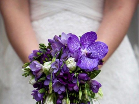 Hoa cưới cầm tay màu tím số 4