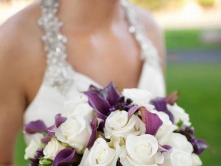 Hoa cưới cầm tay màu tím số 5