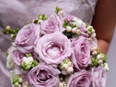 Hoa cưới cầm tay màu tím số 14