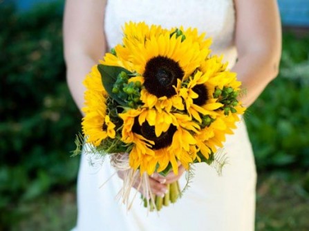 Hoa cưới cầm tay màu vàng kết từ hoa hướng dương