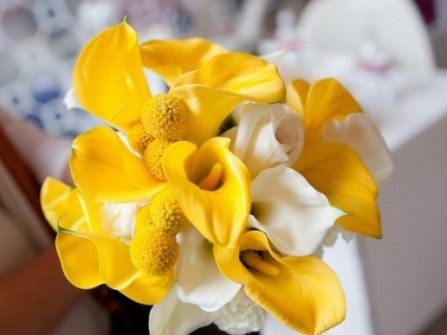 Hoa cưới cầm tay màu vàng kết từ hoa loa kèn trắng