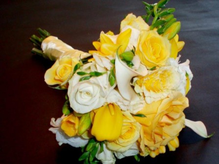 Hoa cưới cầm tay màu vàng kết từ hoa nghệ tây