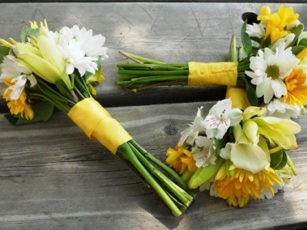 Hoa cưới cầm tay màu vàng kết từ hoa diên vĩ